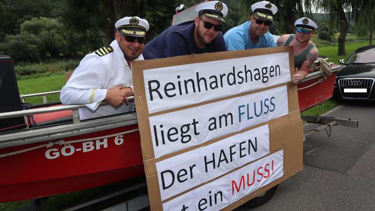 17 Festwagen bei Umzug in Vaake